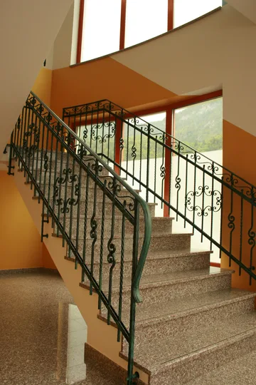 Kovana stopniščna ograja z zeleno patino, Jesenice, večnadstropna