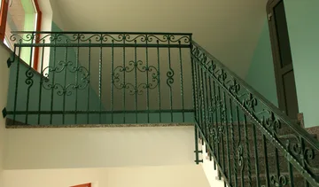 Kovana stopniščna ograja z zeleno patino, Jesenice, detajl 3