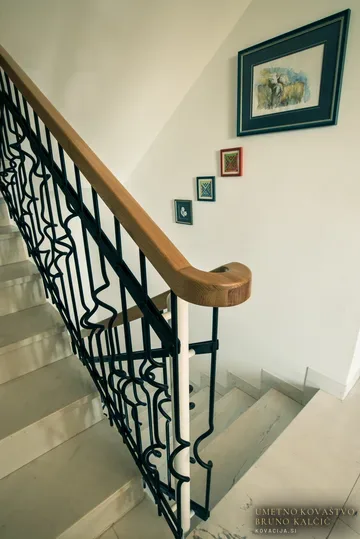 Ograja s prosto valovitimi prečkami