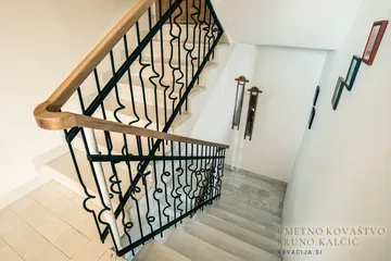 Kovana stopniščna ograja, Britof pri Kranju, Palično jeklo fi 12 mm, 30×6