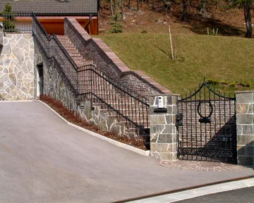 Kovana stopniščna ograja Moste, Stopniščne ograje