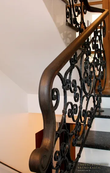 Kovana stopniščna ograja Komenda, Stopniščne ograje