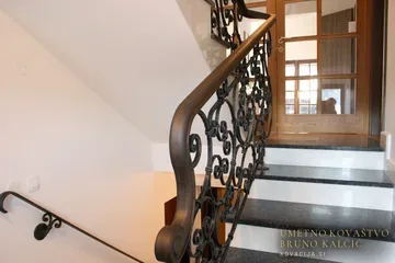 Kovana stopniščna ograja Komenda, detajl 3