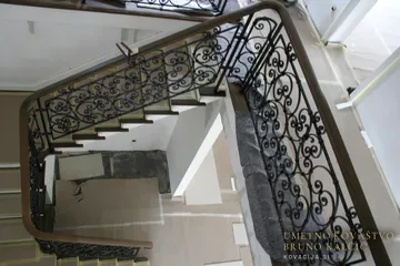 Kovana baročna ograja z zaobljenimi vogali, in lesenem ročajem