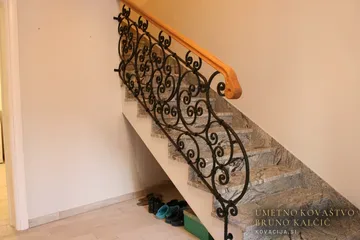 Kovana ograja na galeriji in ob stopnicah, Kamnik, Stopniščne ograje