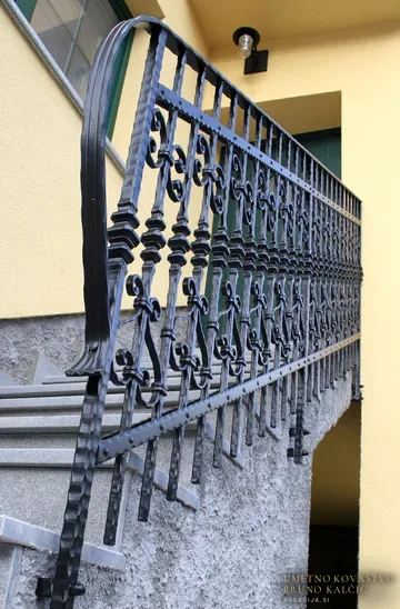 Zunanja stopniščna ograja z zelo masivnimi figurami v črni mat barvi