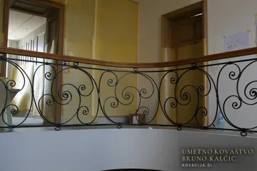Ograja ob stopnišču in na galeriji po načrtu arhitekta