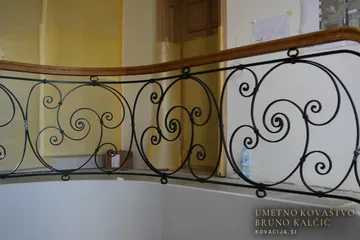 Kovana stopniščna ograja in ograja na galeriji, Zagreb, Palično jeklo 16×16 in 16×8 mm in hrastov ročaj