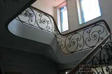 Kovana stopniščna ograja in ograja na galeriji, Zagreb, valovne spirale