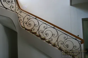 Kovana stopniščna ograja in ograja na galeriji, Zagreb, detajl 1
