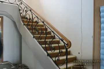 Kovana stopniščna ograja in ograja na galeriji, Zagreb, detajl 2