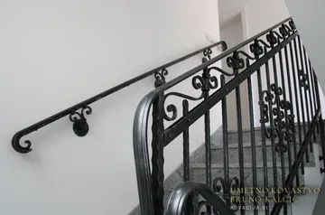 Relativno preprosta ograja za izdelavo brez kompliciranih ali zamudnih detajlov, pa vseeno bogatega izgleda