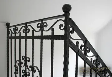 Kovana stopniščna ograja z ročajem na zidu, Gorje, zaviti ročaj