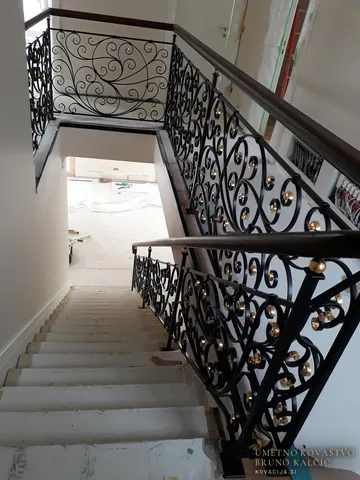 Kovana stopniščna ograja Zürich, Stopniščne ograje