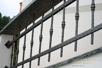 Kovana stopniščna ograja, detajl kovic in odebelitev na palicah
