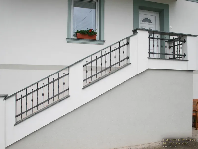 Kovana ograja ob stopnišču, Mlaka