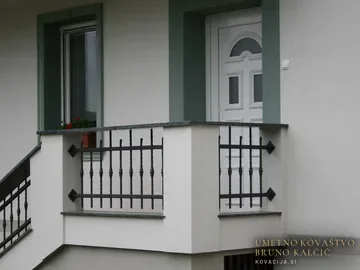 Kovana stopniščna ograja ob vhodnem podestu pred hišo, Mlaka