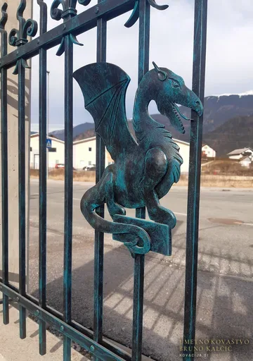 Kovan zmaj na ograji, Skulpture