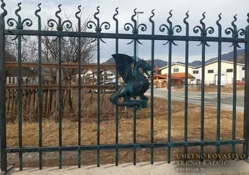 Kovan zmaj na ograji, zmaj