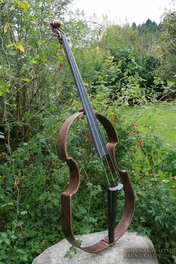 Kovan kontrabas, Skulpture