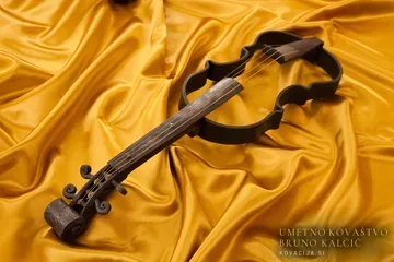 Kovana violina, Skulpture