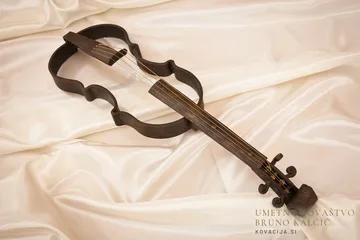 Kovana violina, iz kovačije na Blejski Dobravi