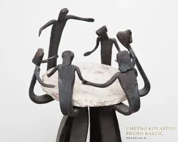 Kovana skulptura Srečanje, Skulpture