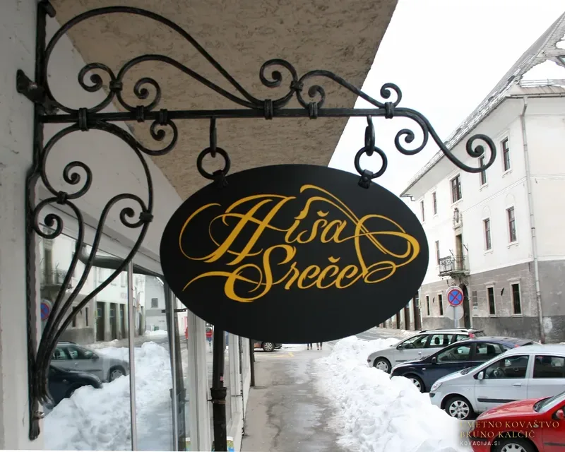 Kovan izvesek, Hiša sreče