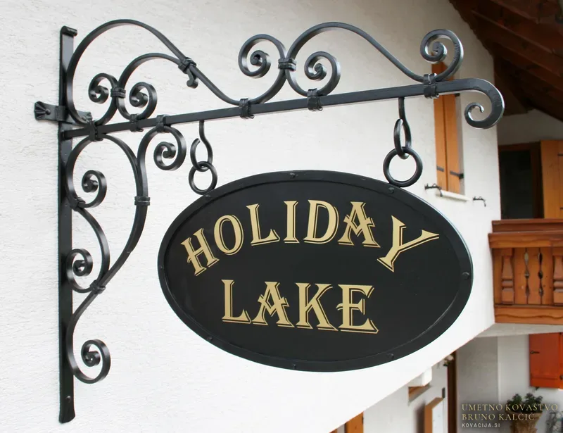 Kovan izvesek, Holiday Lake