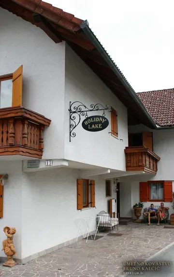 Kovan izvesek, Holiday Lake, Izveski in reklamne table