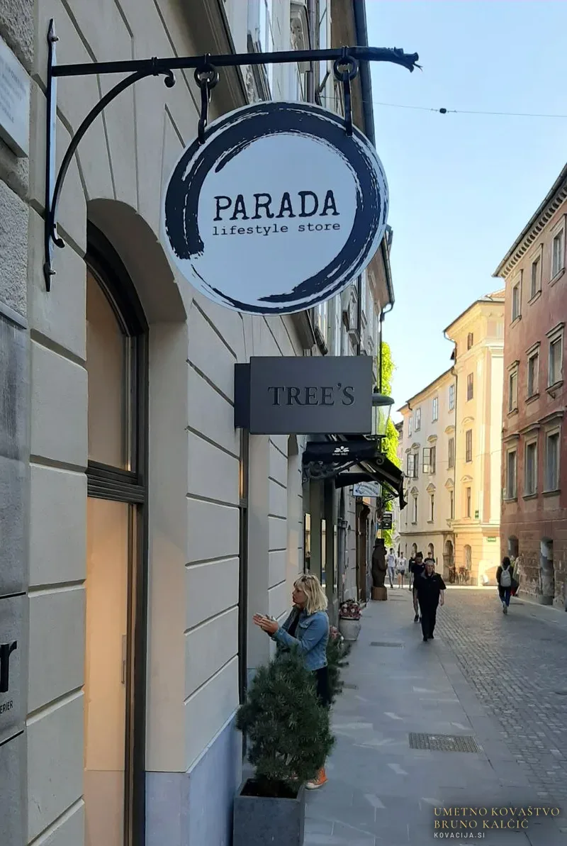 Kovan izvesek, Parada