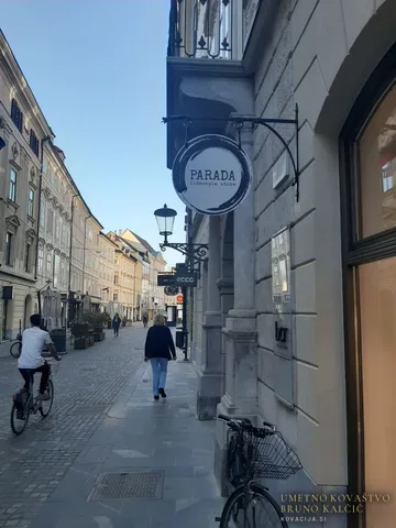 Kovan izvesek, Parada, minimalističen