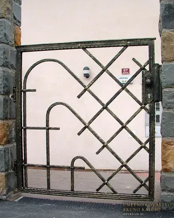 Kovana vrata, Debeli rtič, Palično jeklo 20×20 mm, okvir 40×10 mm