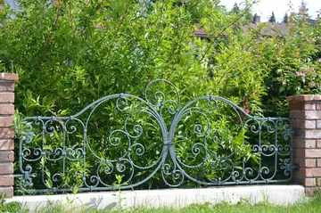 Kovana vrtna ograja, Gundersdorf, Tolčeno (“kovano”) palično jeklo 16×16 in16×8 mm