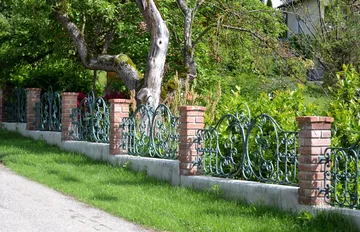 Kovana vrtna ograja, Gundersdorf, gosti zvitki