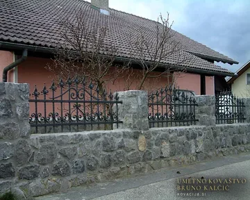 Kovana vrtna vrata in ograja, Trebnje, sulice in lilije