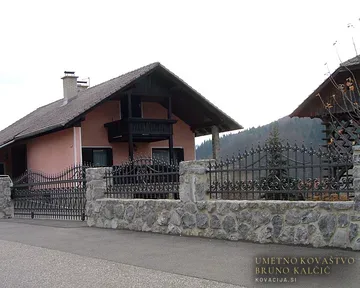 Kovana vrtna vrata in ograja, Trebnje, iz kovačije na Blejski Dobravi