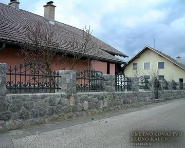 Kovana vrtna vrata in ograja, Trebnje, detajl 1