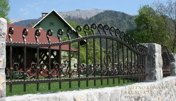Kovana vrtna ograja, Zgoša, Zgoša (Begunje), SI