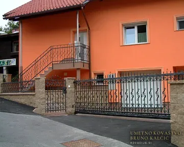 Kovana vrtna vrata in ograja, Trbovlje, Vrtna vrata in ograje