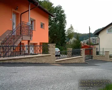 Kovana vrtna vrata in ograja, Trbovlje, S-motivi
