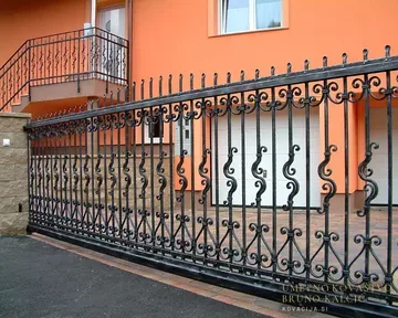 Kovana vrtna vrata in ograja, Trbovlje, detajl 1