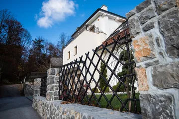 Vrata in ograja iz prebitih tolčenih ("kovanih") palic 20×20 mm