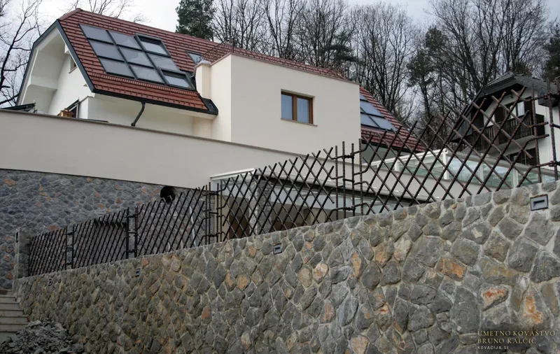 Moderna kovana vratna ograja s kovanimi stebri, Ljubljana