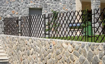Moderna kovana vratna ograja s kovanimi stebri, Ljubljana, Vrtna vrata in ograje