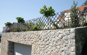 Ograja iz prebitih tolčenih ("kovanih") palic 20×20 mm