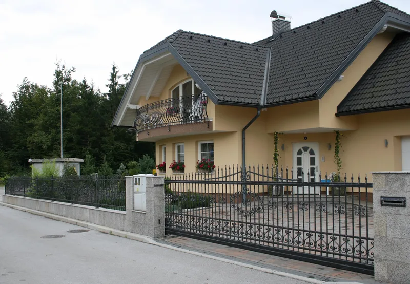 Kovana vrata in ograja Dragocajna