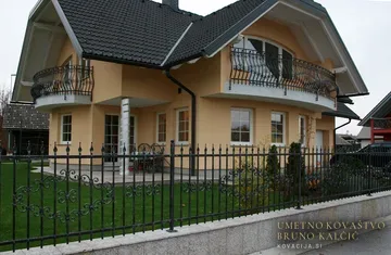 Kovana drsna vrtna in ograja, Dragocajna, iz kovačije na Blejski Dobravi