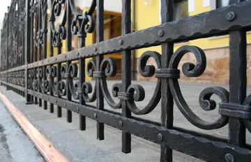 Bogato okrašena in masivna ograja