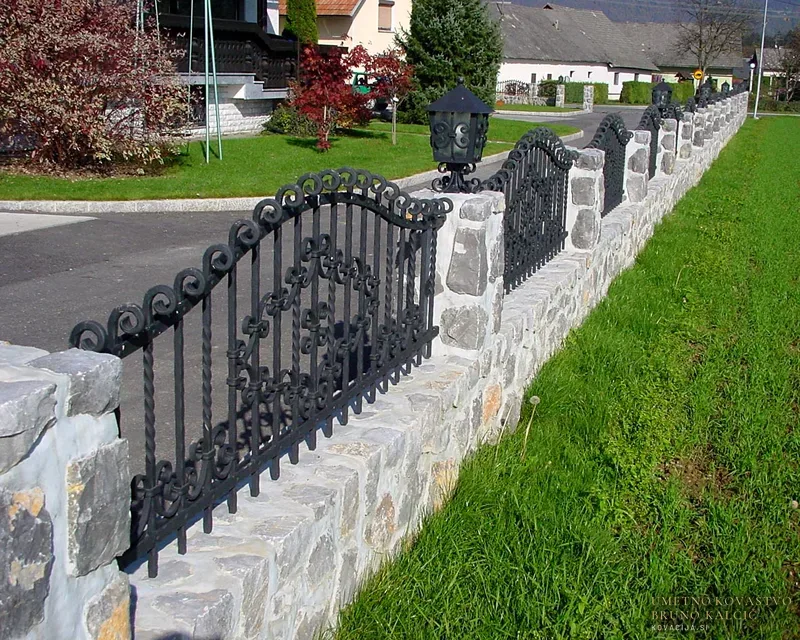 Kovana vrata in ograja, Vopolje